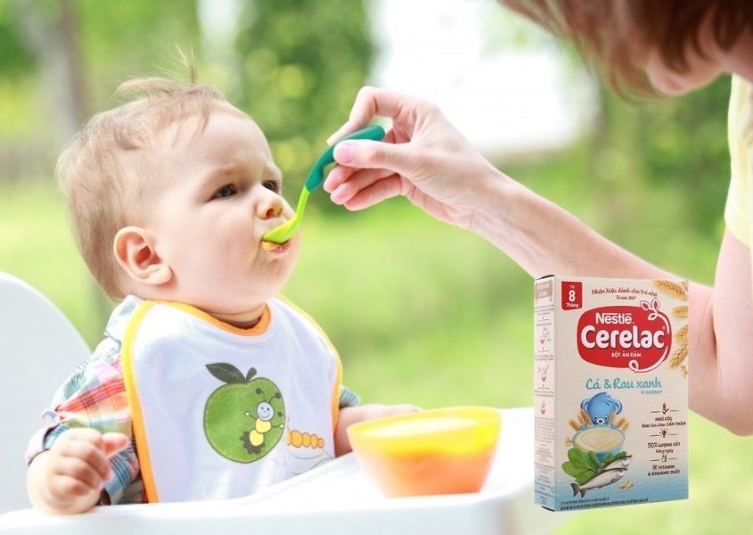 Bột ăn dặm Nestle Cerelac vị cá & rau xanh với kết cấu bột mịn giúp bé ăn ngon