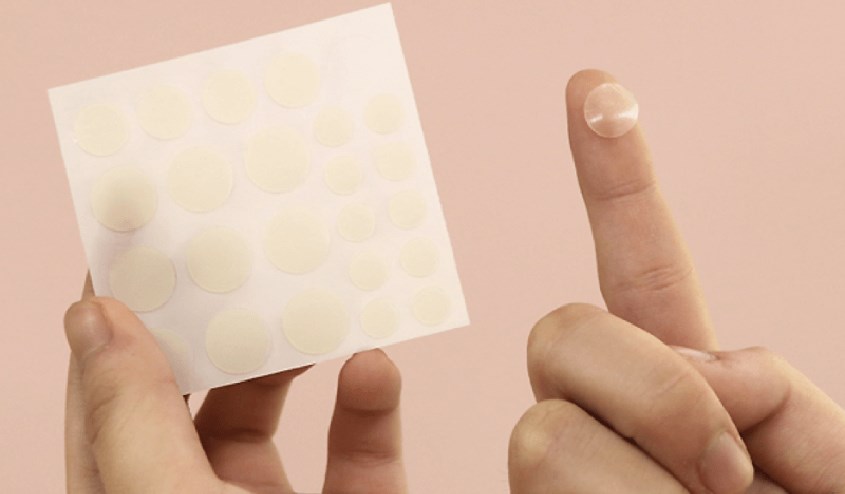 Miếng dán mụn có hình tròn với bán kính khoảng 5 mm, màu sắc trong suốt