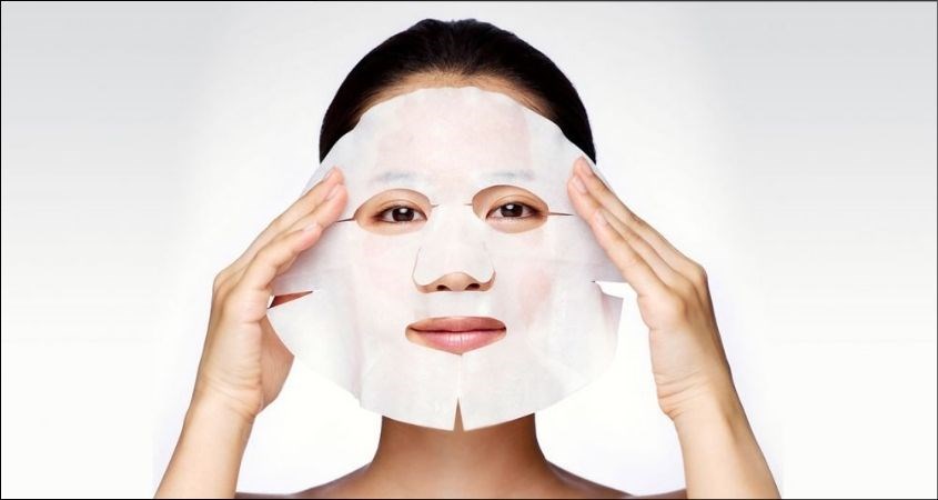 Đắp mặt nạ đều lên toàn bộ khuôn mặt 