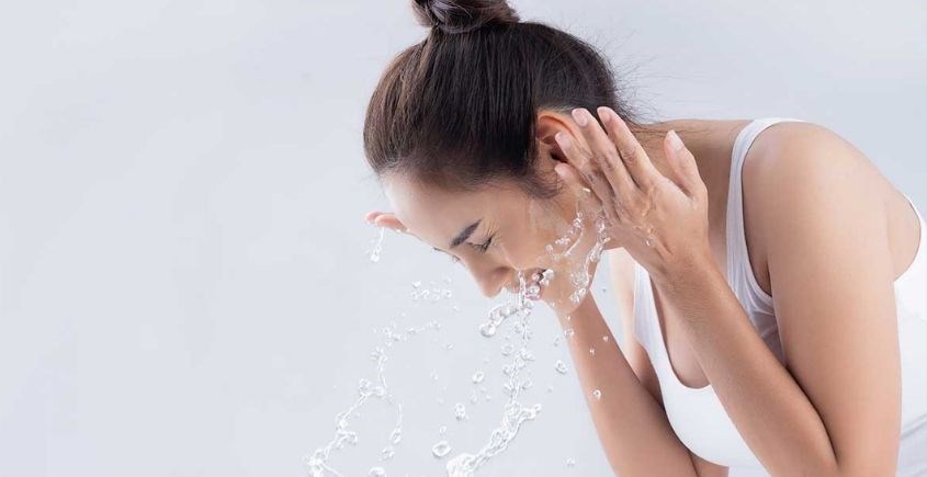 Không nên rửa mặt quá nhiều lần