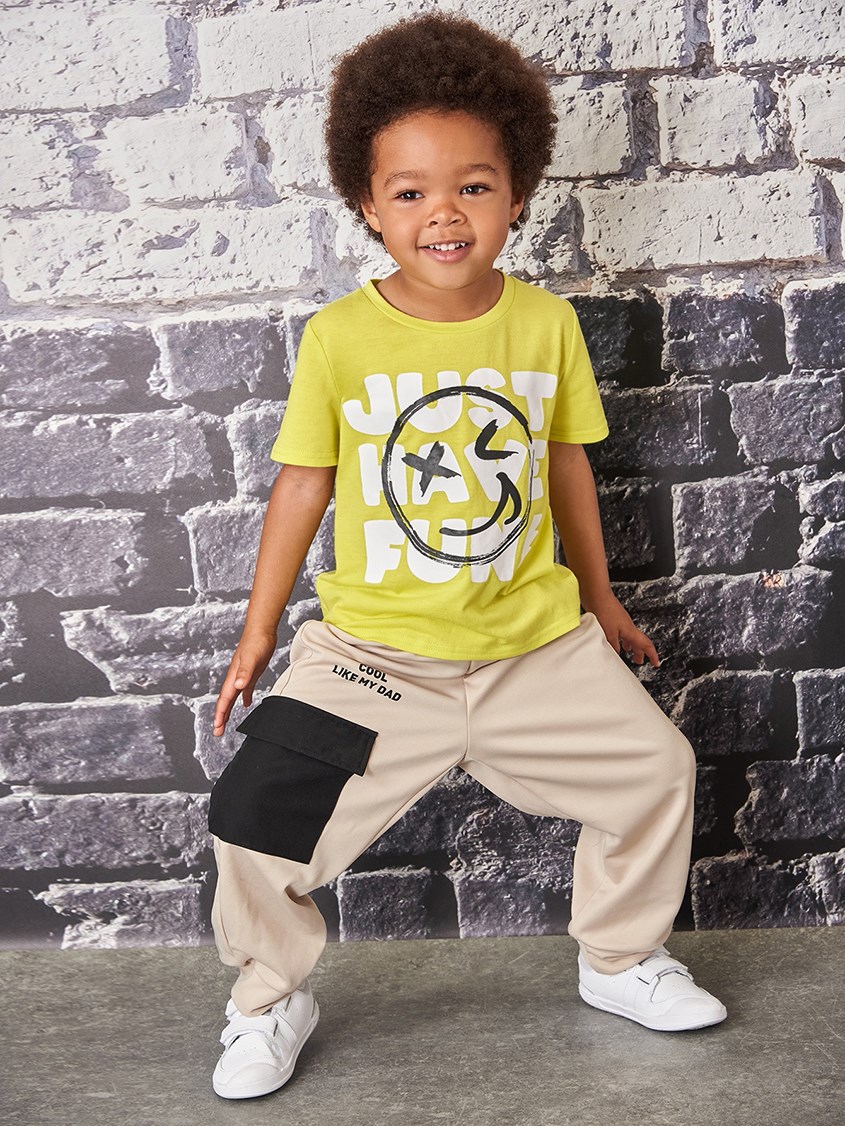 không nên chọn áo có hoạ tiết loè loẹt, đính đá, đính hột