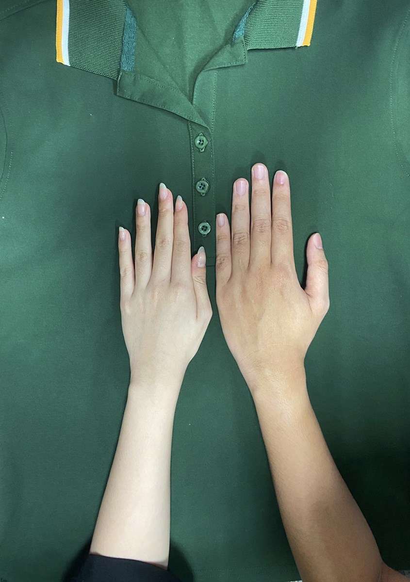 ướm thử lên tay con để tìm được màu sắc phù hợp