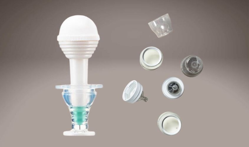 Quay ngược dụng cụ và ấn núm ti lên nắp.