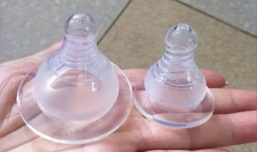 Lấy phần nhựa thừa ra khỏi lỗ vừa đục là hoàn thành việc đục lỗ.
