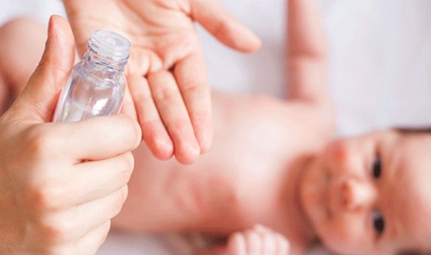 Tìm hiểu 11 tác dụng của dầu tràm với sức khỏe của trẻ sơ sinh