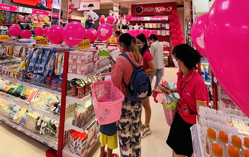 Khách hàng tham quan mua sắm tại cửa hàng AVAKids