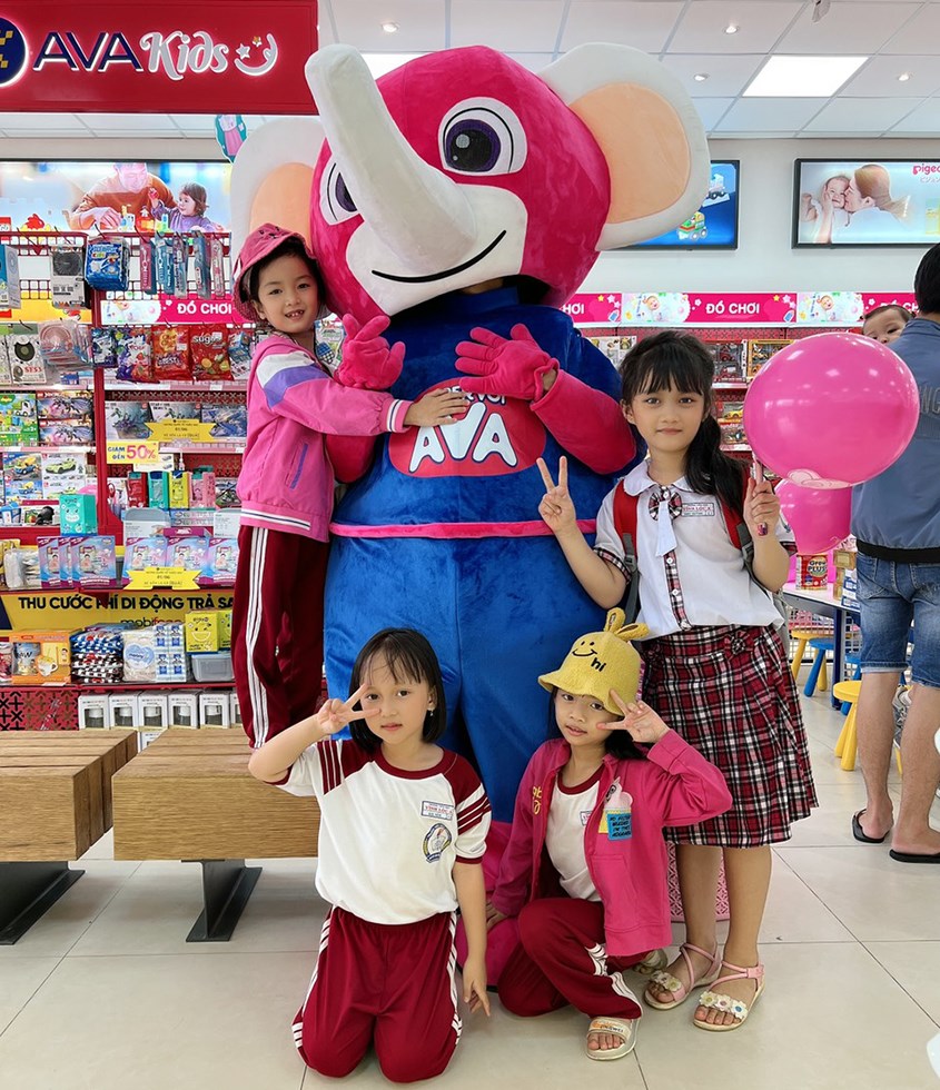 Bé check in cùng Super Voi AVA tại cửa hàng AVAKids Vĩnh Lộc