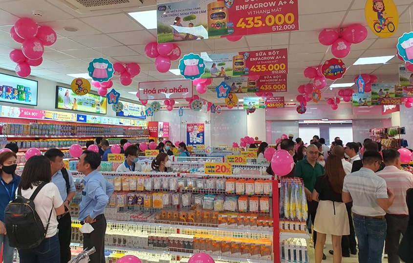 Khách hàng tham quan mua sắm tại cửa hàng AVAKids