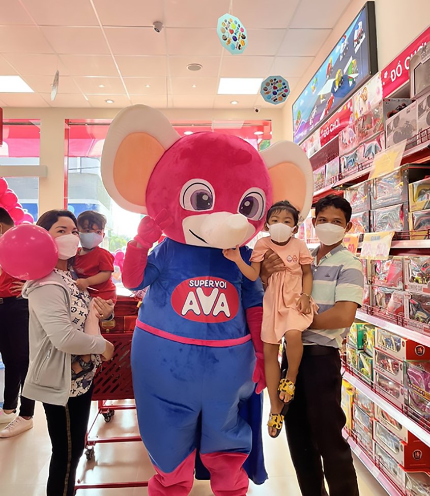 Khách hàng checkin cùng Super Voi AVA tại sự kiện để nhận quà