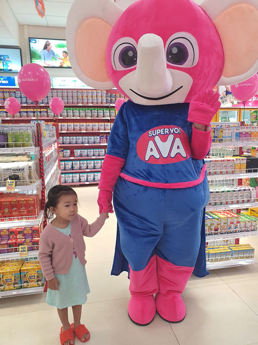 Bé check in cùng Super Voi AVA tại cửa hàng AVAKids Tân Đông Hiệp
