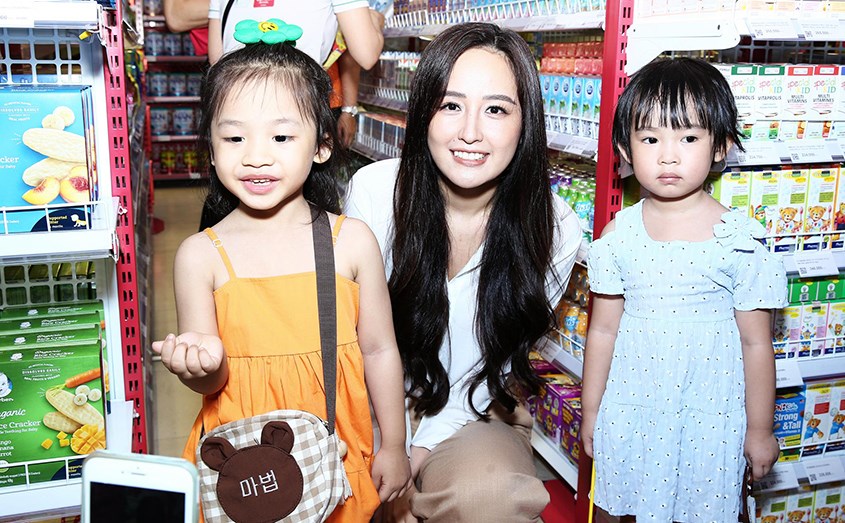 Bà Mai Phương Thúy - Đại sứ Nụ Cười Operation Smile Vietnam chụp hình cùng trẻ em tại sự kiện