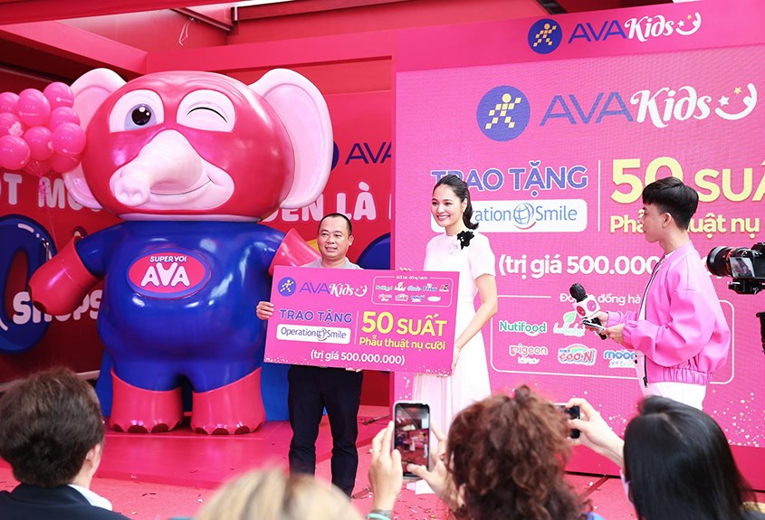 Bà Trần Hương Giang - Đại sứ Nụ Cười Operation Smile Vietnam đại diện quỹ nhận tài trợ 500 triệu tương đương 50 ca mổ hở hàm ếch từ AVAKids