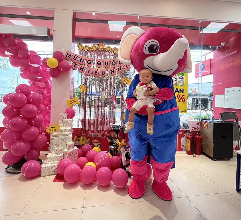 Bé check in cùng Super Voi AVA tại cửa hàng AVAKids Thới Hòa