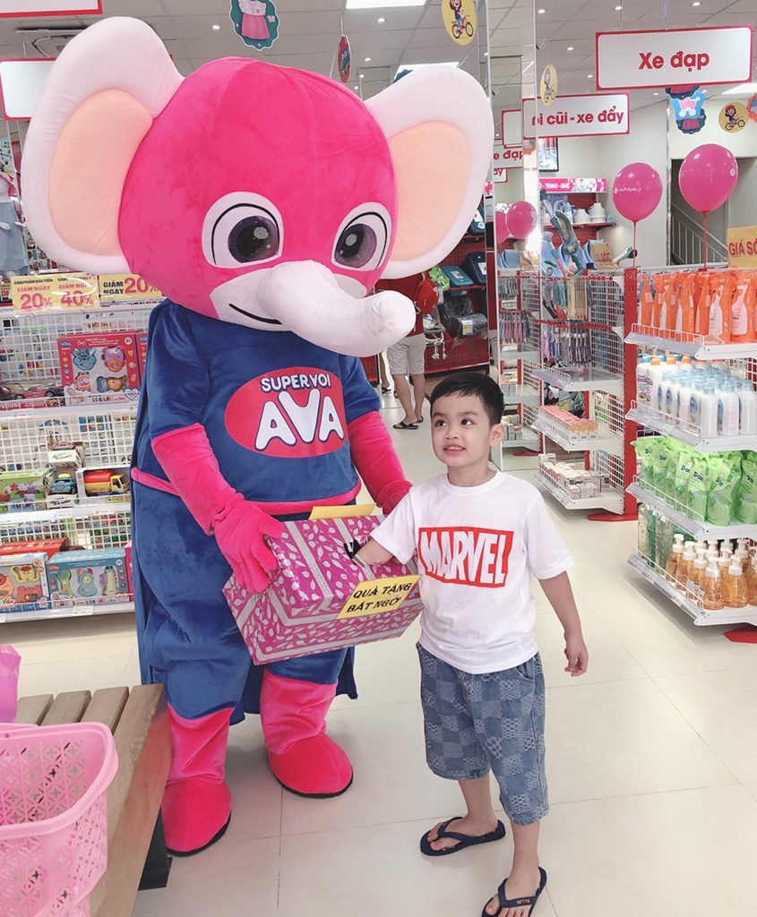 Sau khi check in, mỗi bé sẽ nhận được phần quà bất ngờ và cực kì hấp dẫn tại 50 cửa hàng AVAKids