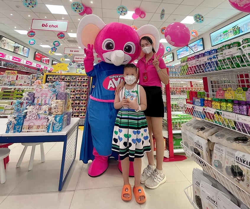 Bé check in cùng Super Voi AVA tại cửa hàng AVAKids Tỉnh lộ 8
