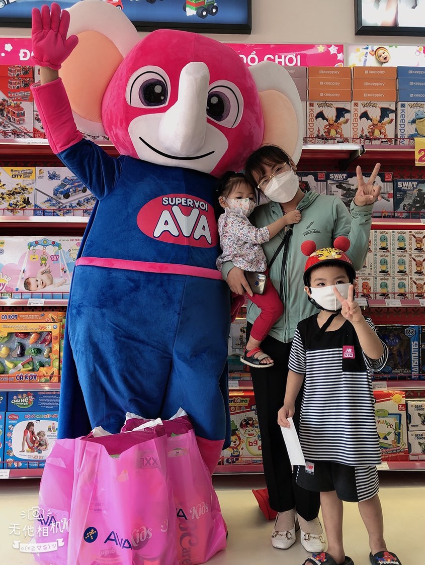 Bé check in cùng Super Voi AVA tại cửa hàng AVAKids Trà Vinh