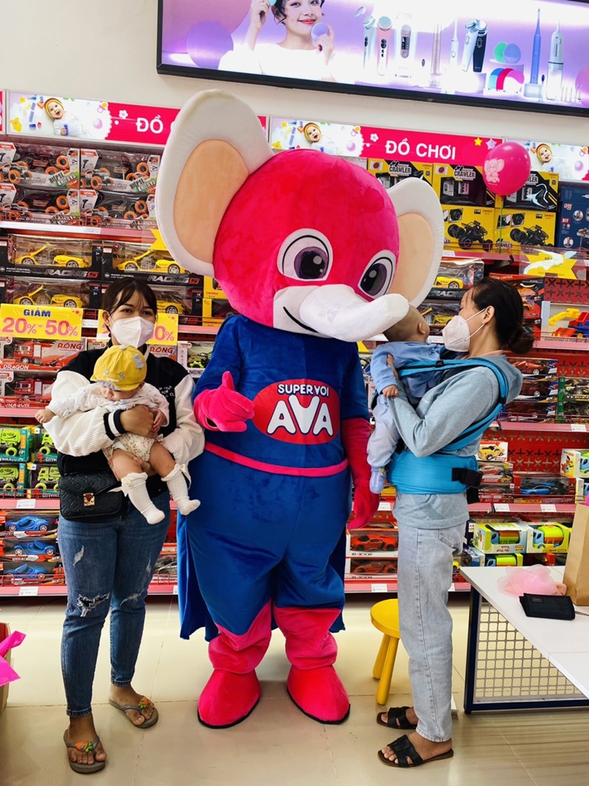 Bé check in cùng Super Voi AVA tại cửa hàng AVAKids Quảng Phú