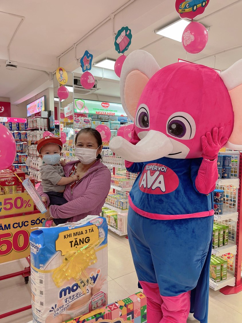 Bé check in cùng Super Voi AVA tại cửa hàng AVAKids Phan Huy Ích