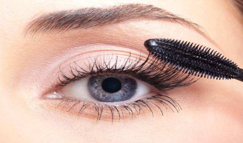 chuốt mascara để giúp từng sợi mi cong lâu hơn