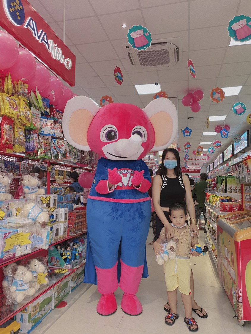Bé check in cùng Super Voi AVA tại cửa hàng AVAKids Huỳnh Tấn Phát
