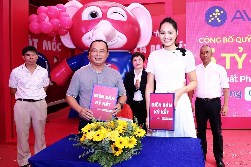 Đại diện AVAKids và quỹ Operation Smile Vietnam cam kết đường dài với 500 suất tiếp theo