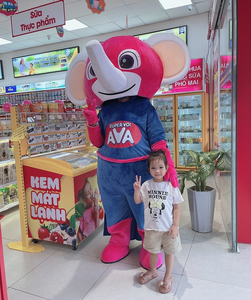 Bé check in cùng Super Voi AVA tại cửa hàng AVAKids Thống Nhất