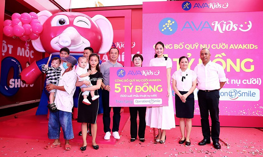 Trao tặng phần quà trị giá 5 tỷ đồng dành cho quỹ Operation Smile cùng 2 gia đình đại diện