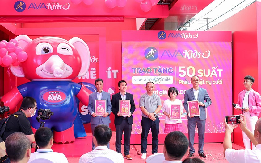 Ông Đoàn Văn Hiểu Em – TGĐ Công ty CP TGDĐ tặng quà lưu niệm cho Quý Đối tác