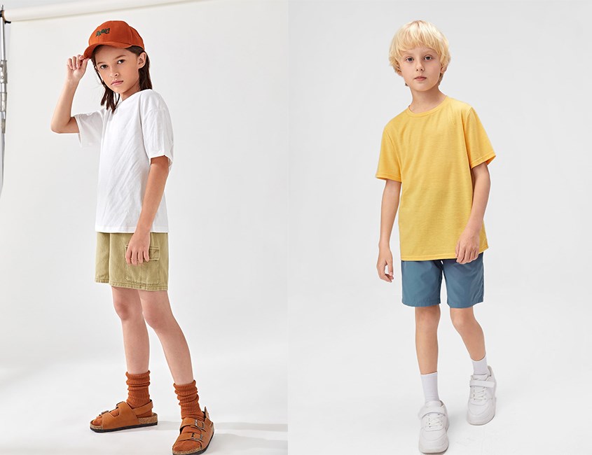 Phối áo thun bé trai với quần short kaki