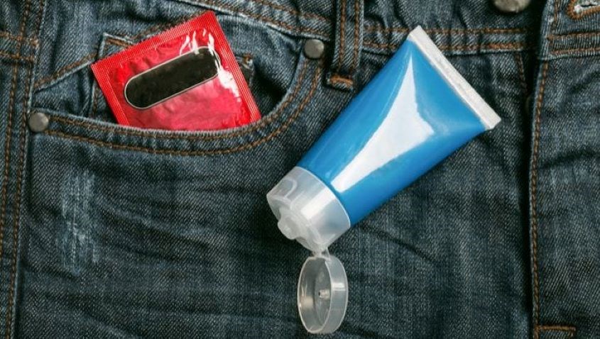 Sử dụng gel bôi trơn với bao cao su