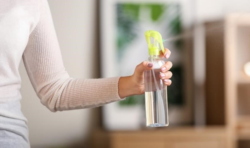 xịt tinh dầu cam vào không khí