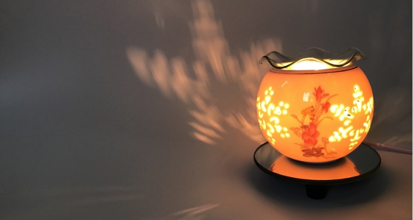 Xông tinh dầu tràm bằng đèn điện