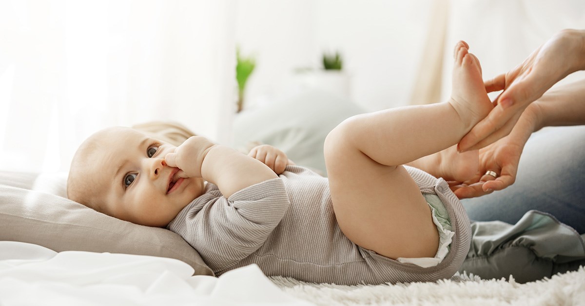 Trẻ sơ sinh mút tay hay ngậm núm giả - Mẹ nên xử trí đúng cách như thế nào?