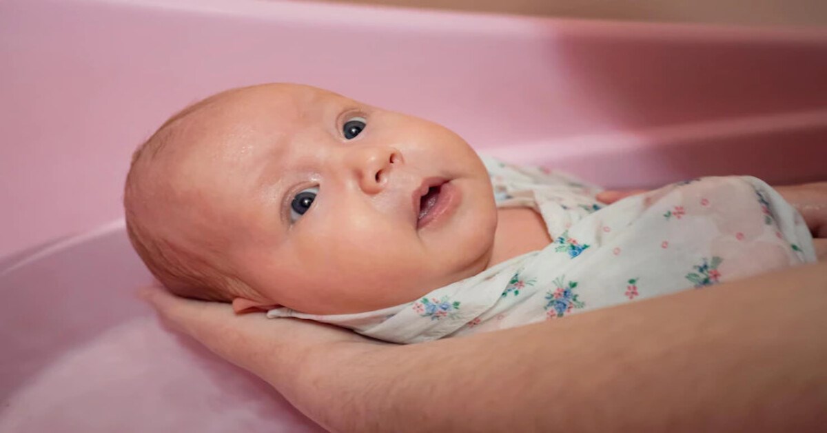 Mách ba mẹ những lưu ý khi tắm cho trẻ sơ sinh