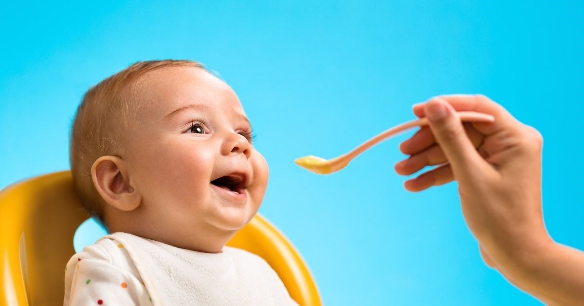 Thời điểm “vàng” mẹ có thể bắt đầu cho bé ăn sữa chua