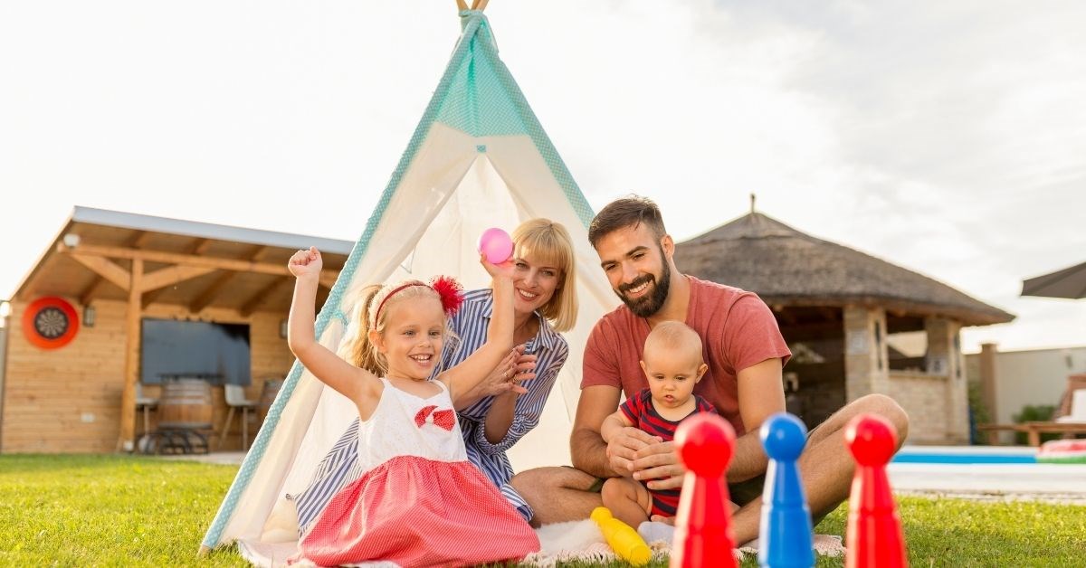 Bí quyết giúp ba mẹ xử trí khi trẻ hay ném đồ đạc