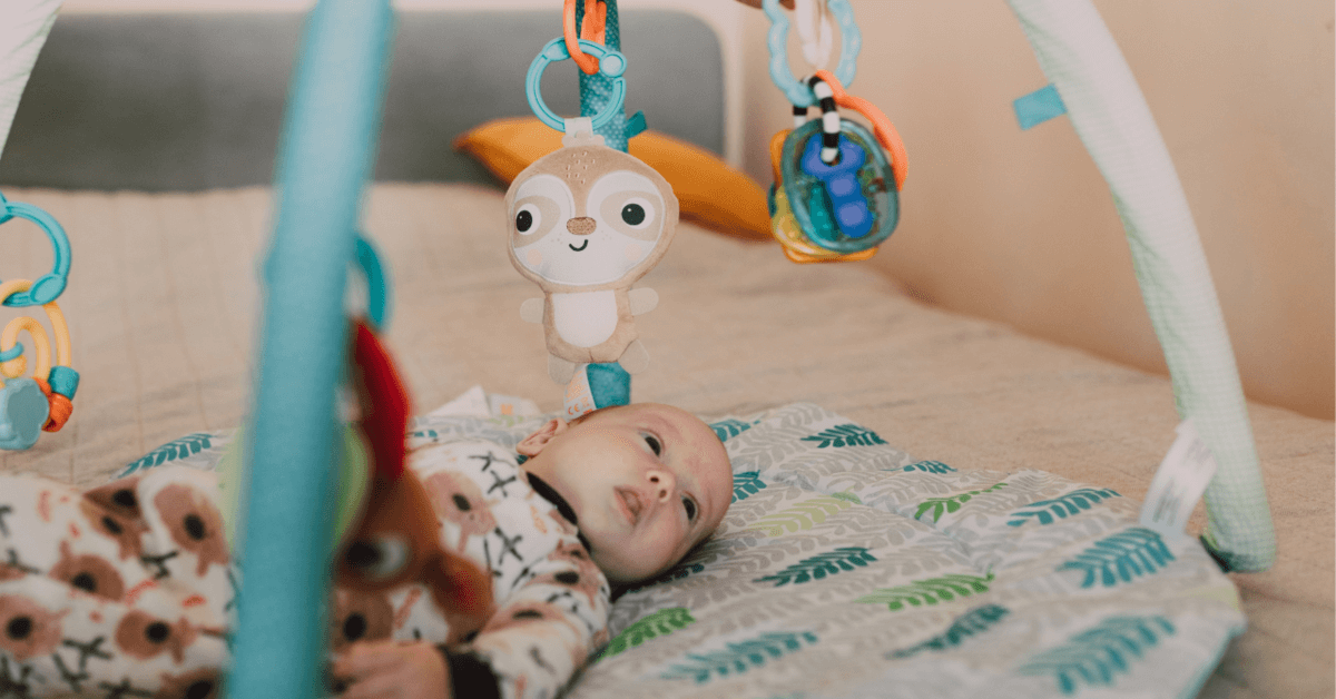 Làm thế nào để phát triển kỹ năng theo dõi trực quan ở trẻ sơ sinh?