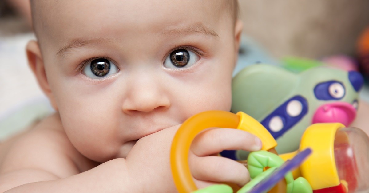 Tại sao bé thường cho mọi thứ vào miệng?