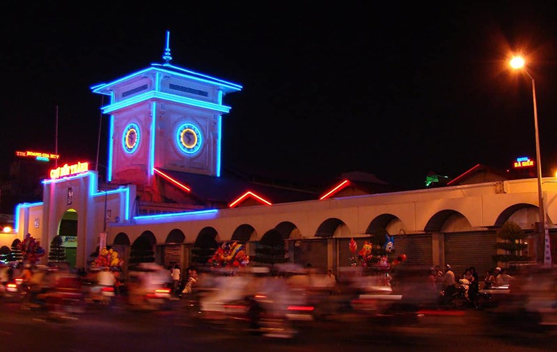 Khung cảnh chợ Bến Thành về đêm