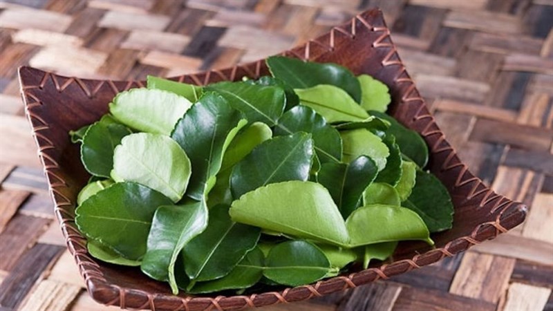 Nên dùng nước lá bưởi để lau bàn thờ thần Tài