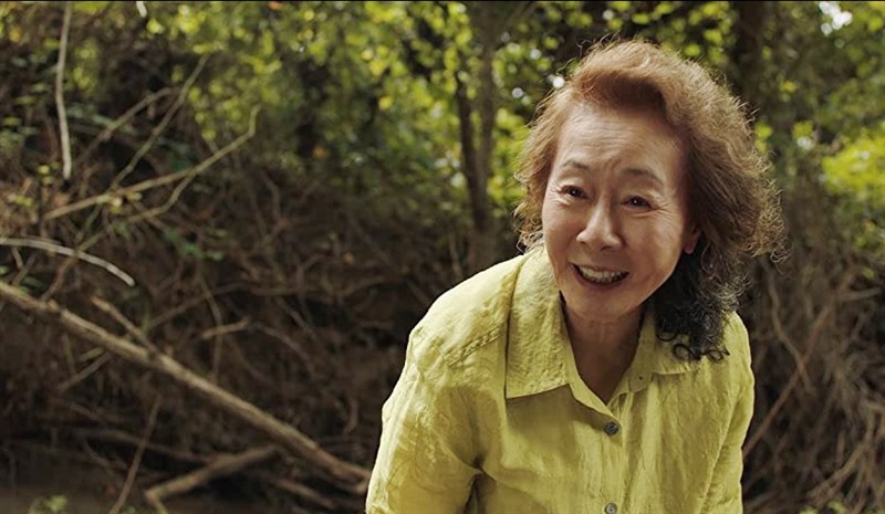 vai Bà ngoại do Youn Yuh-jung đảm nhận.