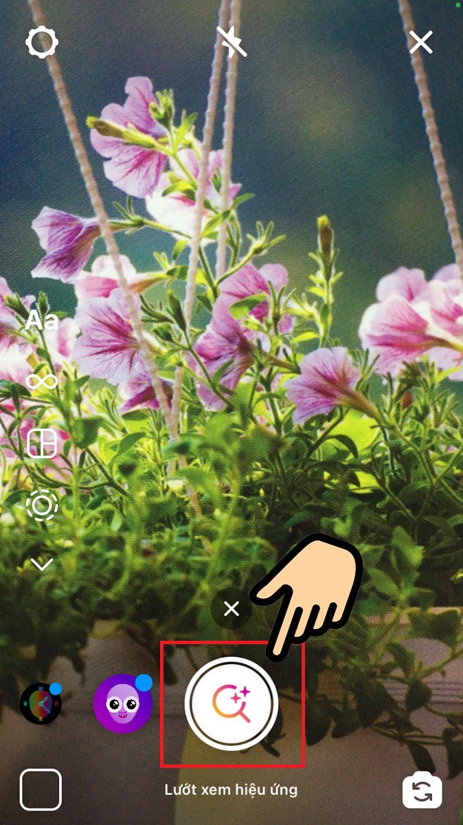 Tại n&uacute;t chụp k&eacute;o ngang sang tr&aacute;i chọn biểu tượng k&iacute;nh l&uacute;p T&igrave;m hiệu ứng