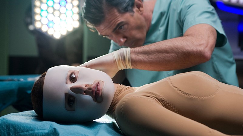 Antonio Banderas gây ám ảnh với vai diễn một vị bác sĩ phẫu thuật bệnh hoạn