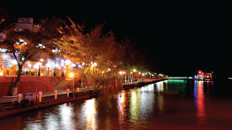 Bến Ninh Kiều bên bờ Hậu Giang