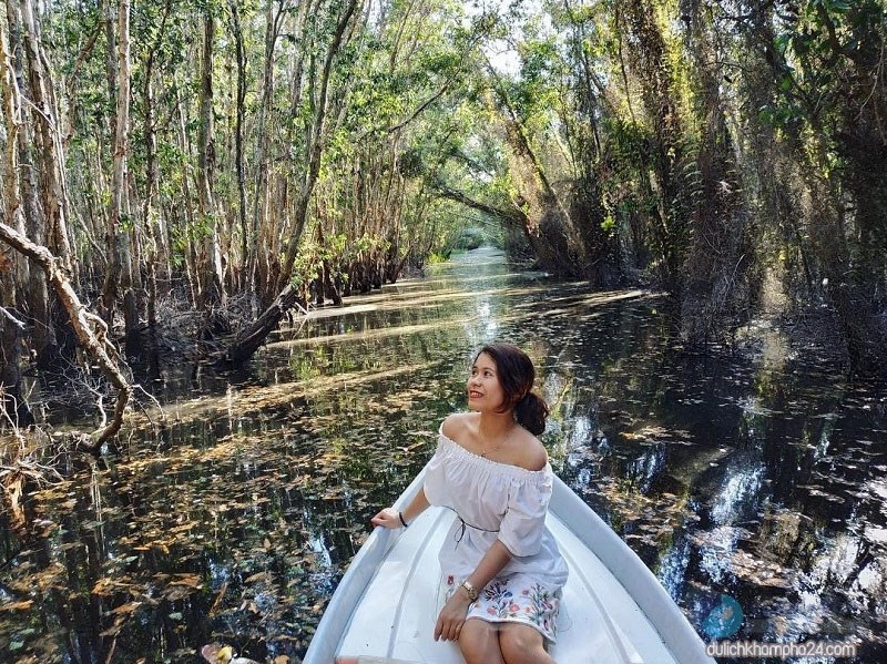 Đi xuồng giữa rừng tràm