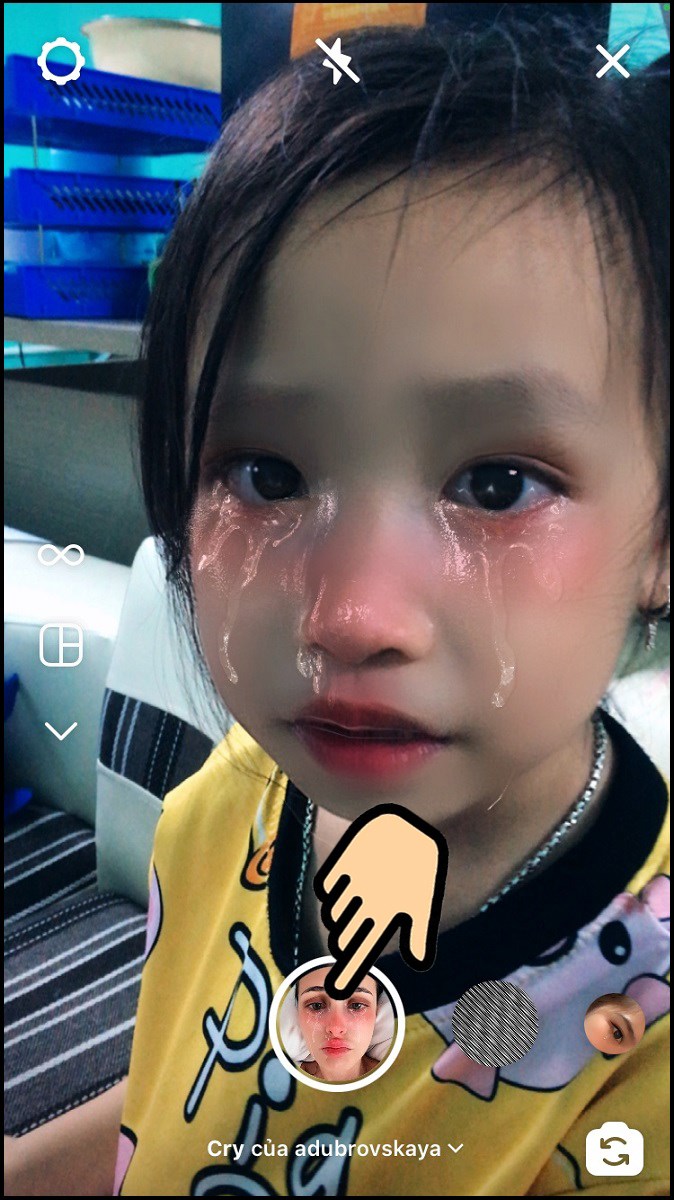 Bấm biểu tượng quay video và giữ