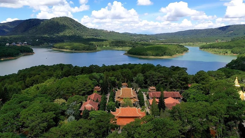 Hồ Tuyền Lâm và thiền viện Trúc Lâm