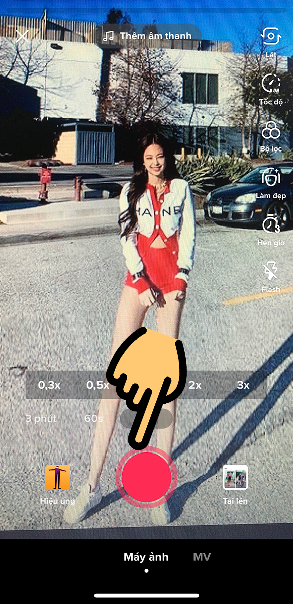 Nhấn n&uacute;t tr&ograve;n đỏ để quay video filter  k&eacute;o d&agrave;i ch&acirc;n