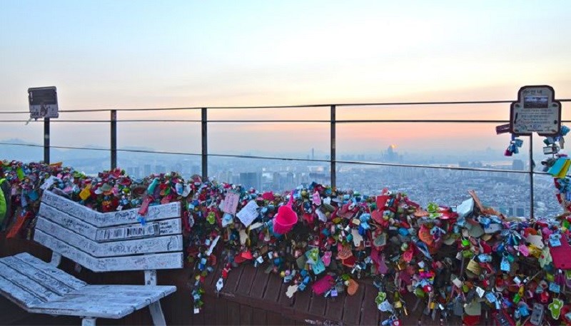 Chìa khoá tình yêu được giới trẻ gắn vào khi đến tháp Namsan