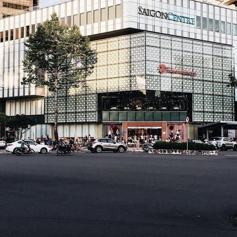 Bên ngoài trung tâm Takashimaya
